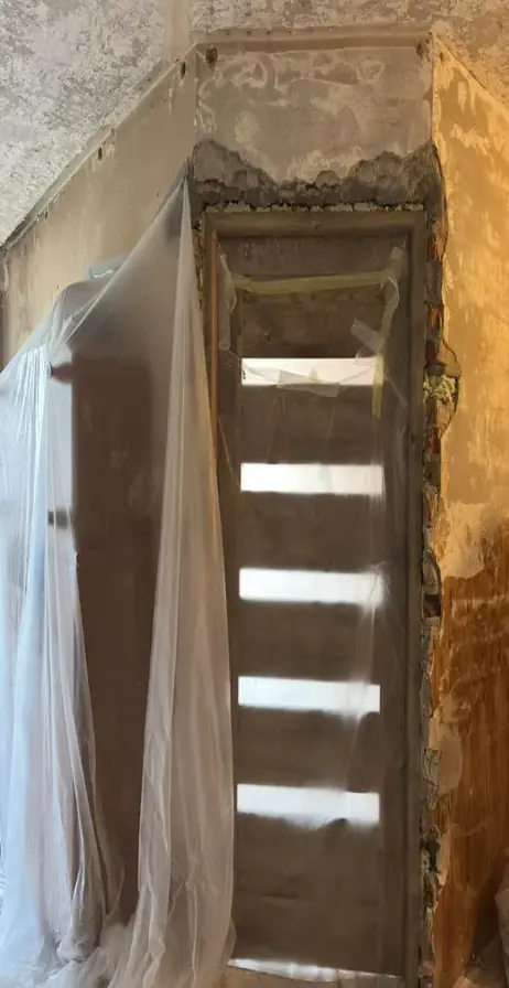 Drzwi i ościeże przed pracami — skuty mur i folia ochronna