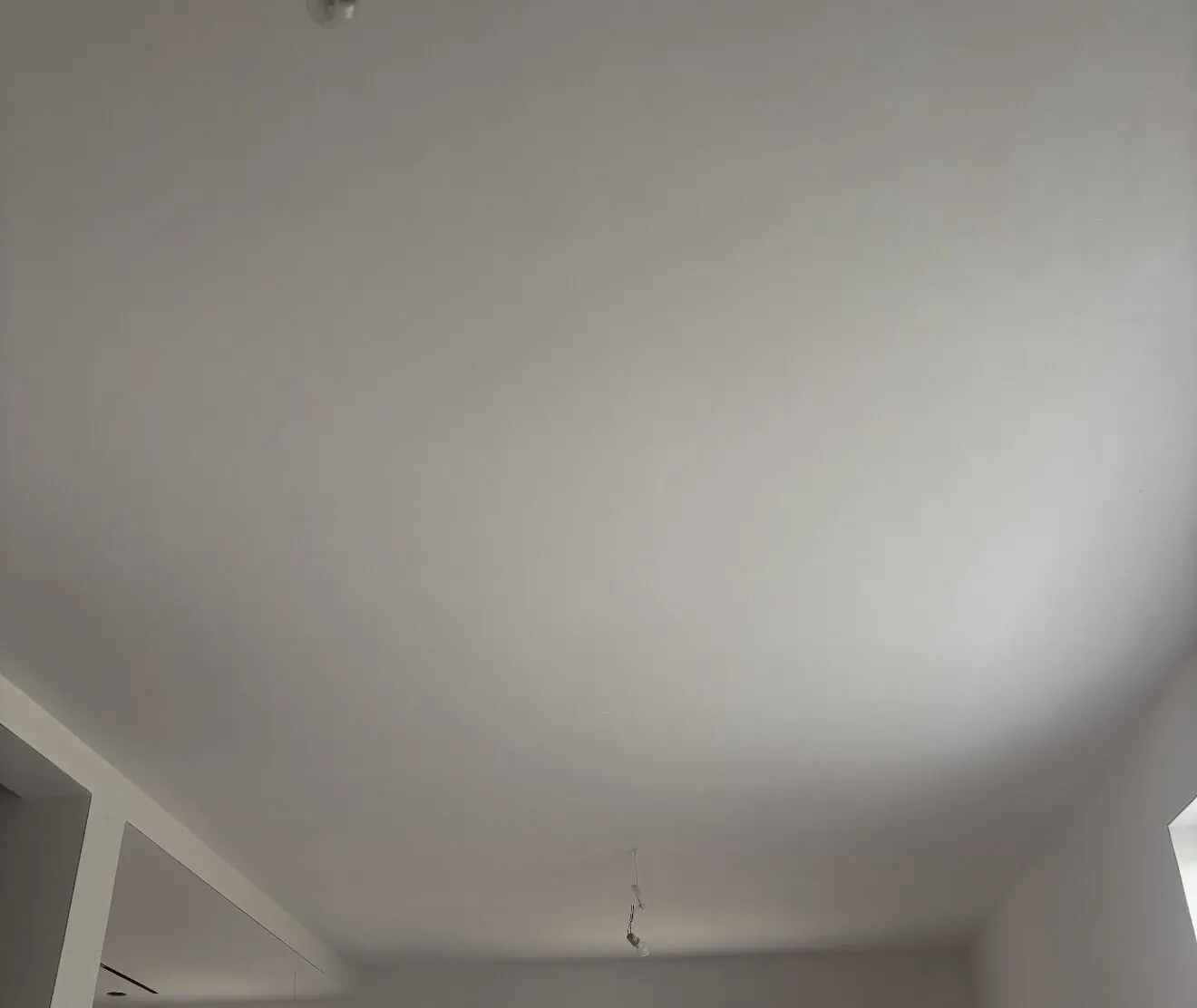 Gotowy, gładki sufit z lampą