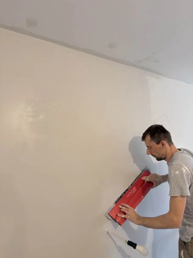 Nakładanie gładzi pacą na ścianę