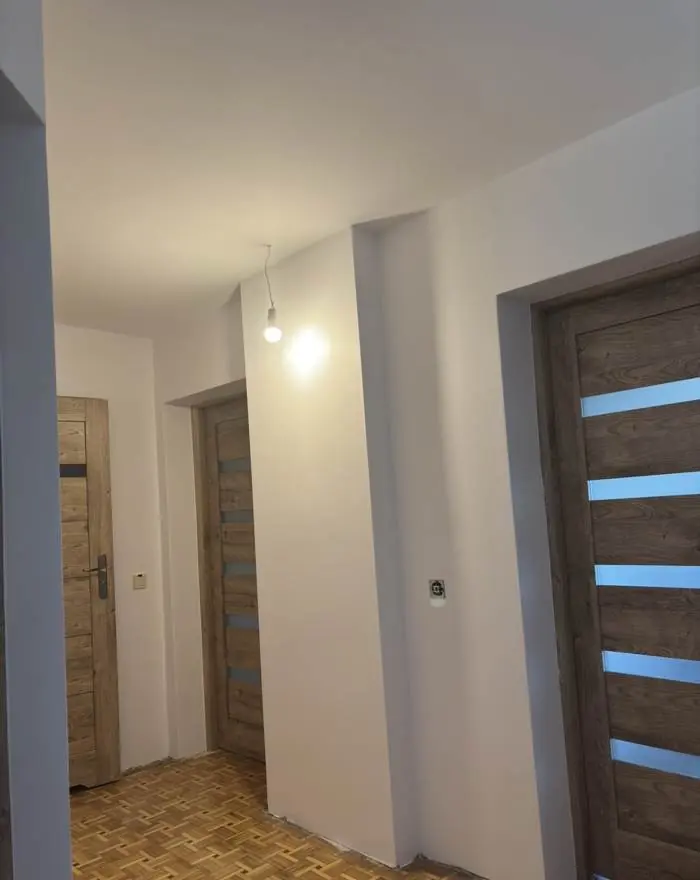 Przedpokój z gotowymi, gładkimi ścianami