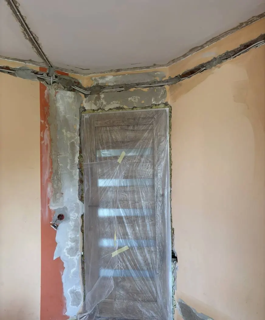 Ściany przed szpachlowaniem — bruzdy po instalacjach